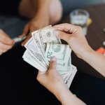 Przyjacielska pożyczka bez ryzyka: 7 zasad, które ochronią relacje i Twój portfel