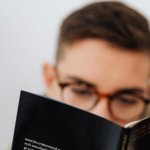 Spokój w świecie nadmiaru bodźców: 10 mikro-nawyków, które ukoją Twój dzień