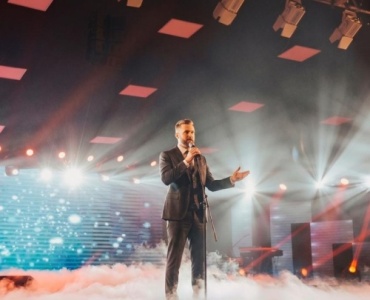 Jak wyróżnić event firmowy? Profesjonalna wytwornica ciężkiego dymu jako klucz do sukcesu PR i HR